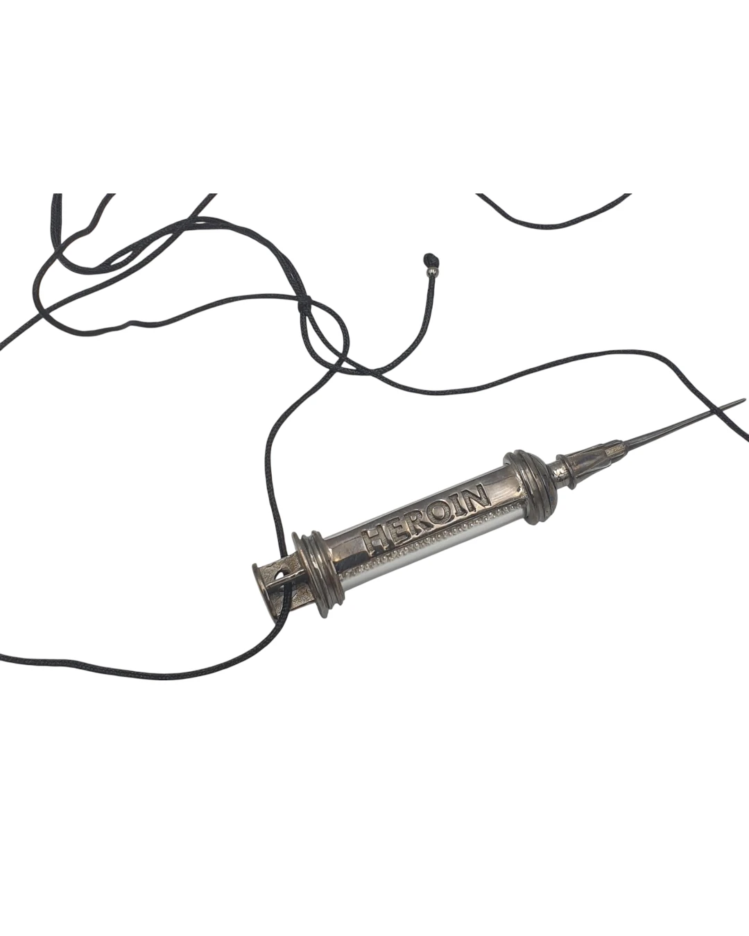 an.1502 Μενταγιόν από ατσάλι σέ κορδόνι “heroin” - Image 1