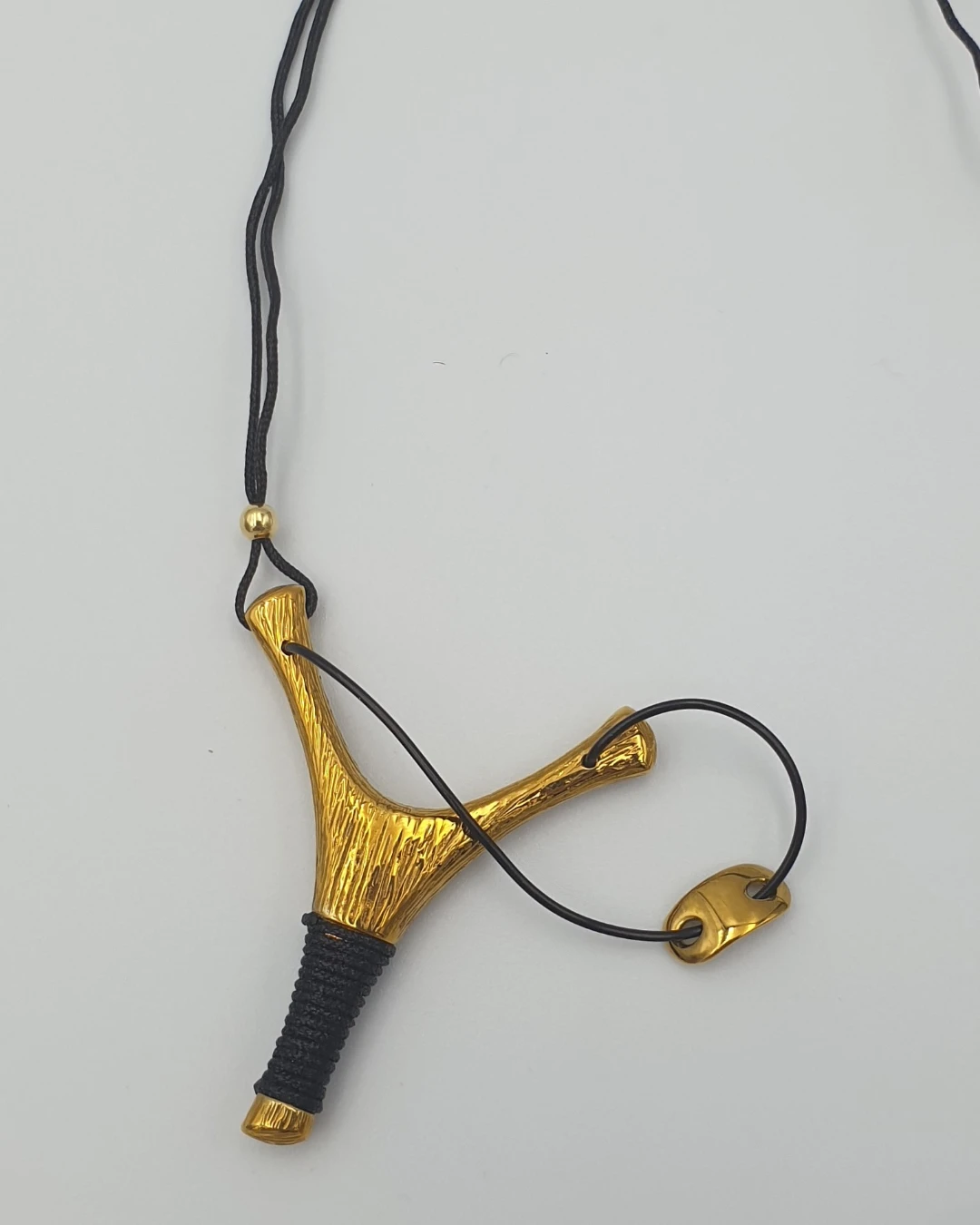 an.1503 Μενταγιόν από ατσάλι σέ κορδόνι “σφεντόνα” - Image 1