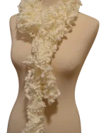 Φουλάρι χειροποίητο πλεκτό ασπρο κυματιστό μέ φουντίτσες - Image 2